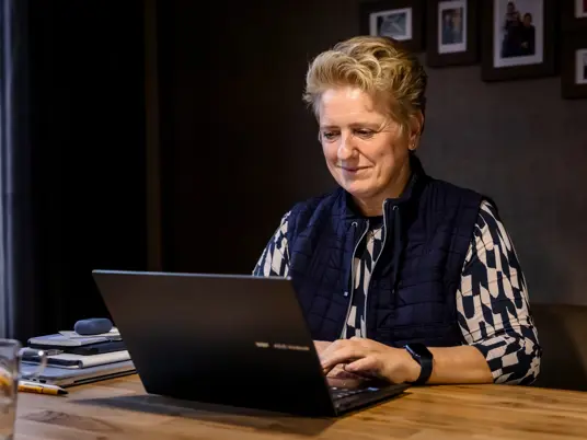 Miranda achter de computer