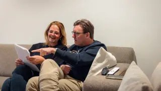 Marieke en danny op de bank