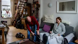 Boy zorgt voor zijn vrouw Cindy