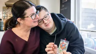 Marieke knuffelt met Joep