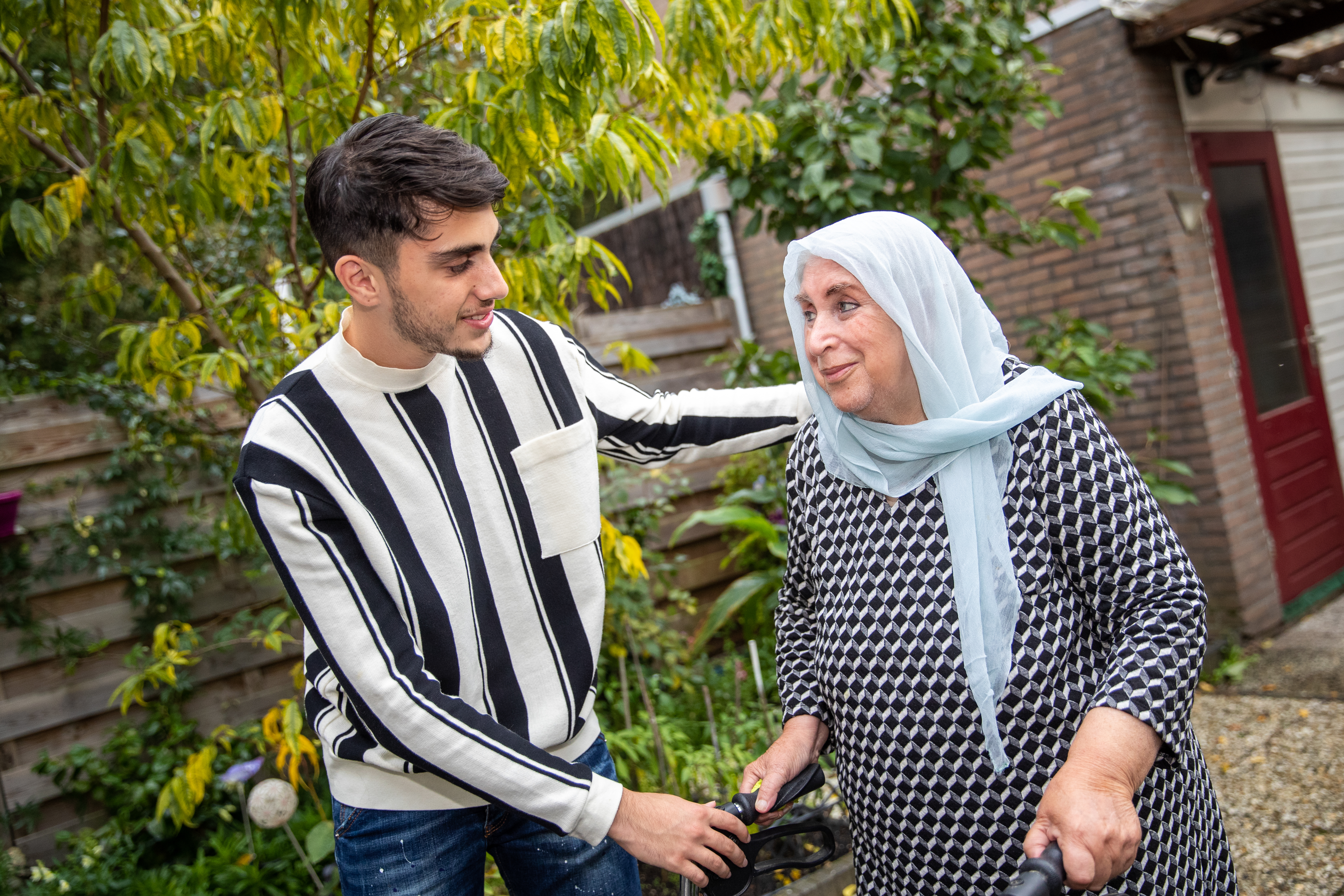 Jongen zorgt voor moeder