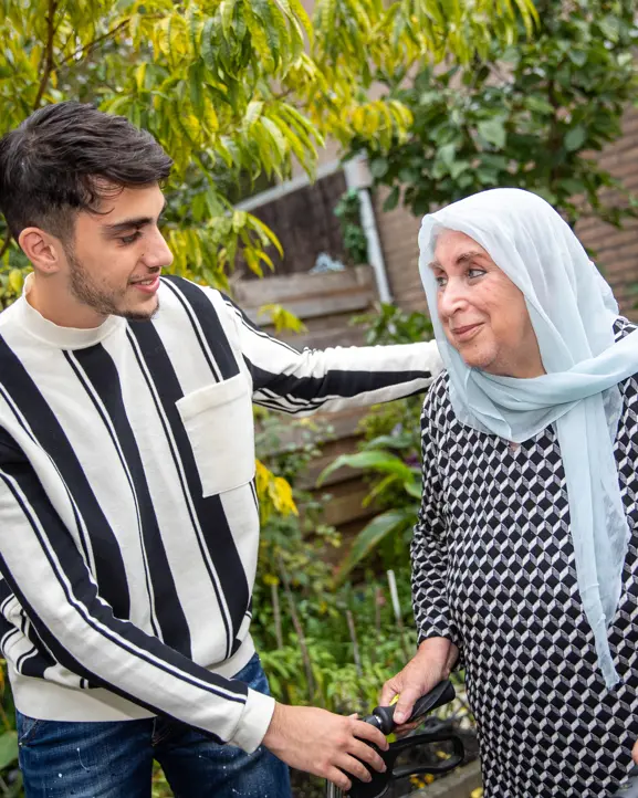 Jongen zorgt voor moeder