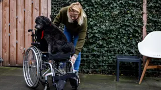 Marlous met de rolstoel