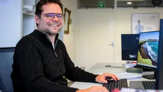 Twan acher zijn computer