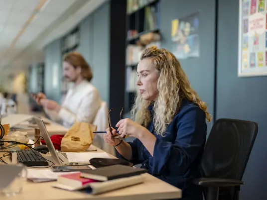 Claudia aan het werk