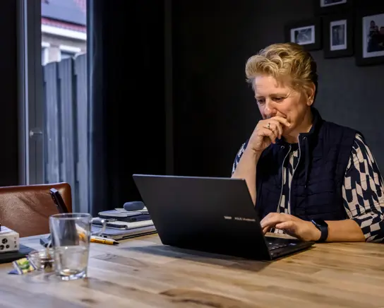 Miranda achter de computer