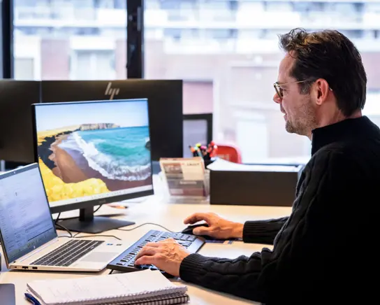 Twan achter computer