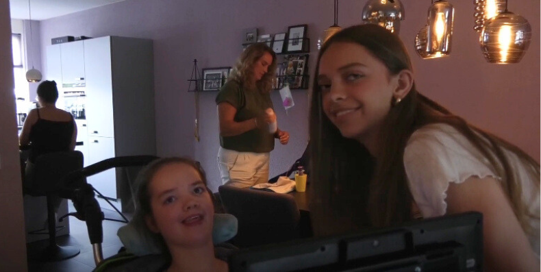 Luna zorgt voor haar zusje Nova