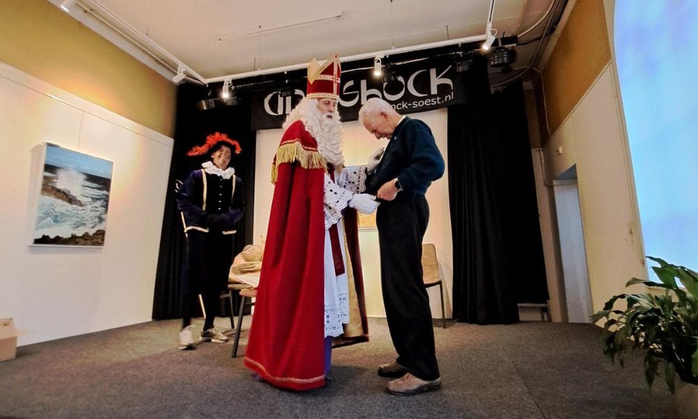 Uitreiking mantellintje Sinterklaas