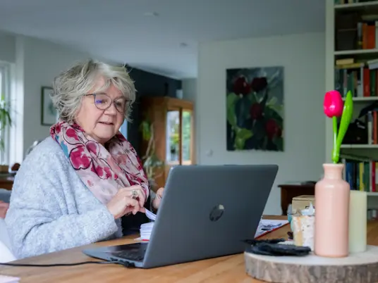 Werken achter de laptop